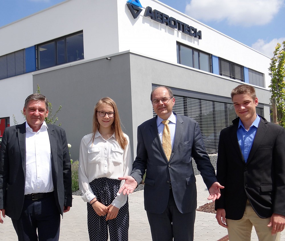 v.l.n.r.: Norbert Ludwig, Geschäftsführer Aerotech GmbH, Luisa Silhavy, Bundesminister a.D. Christian Schmidt MdB und Theodor Schell.