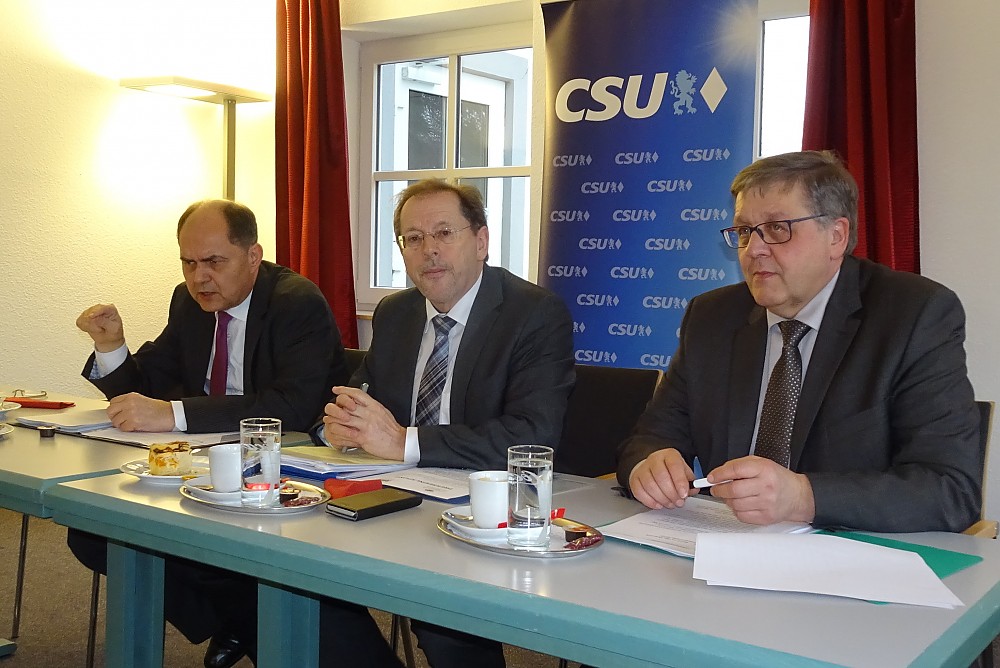 v.l.n.r.: Bundesminister Christian Schmidt MdB, Hans Herold MdL und Landrat Helmut Wei. Foto. PMW