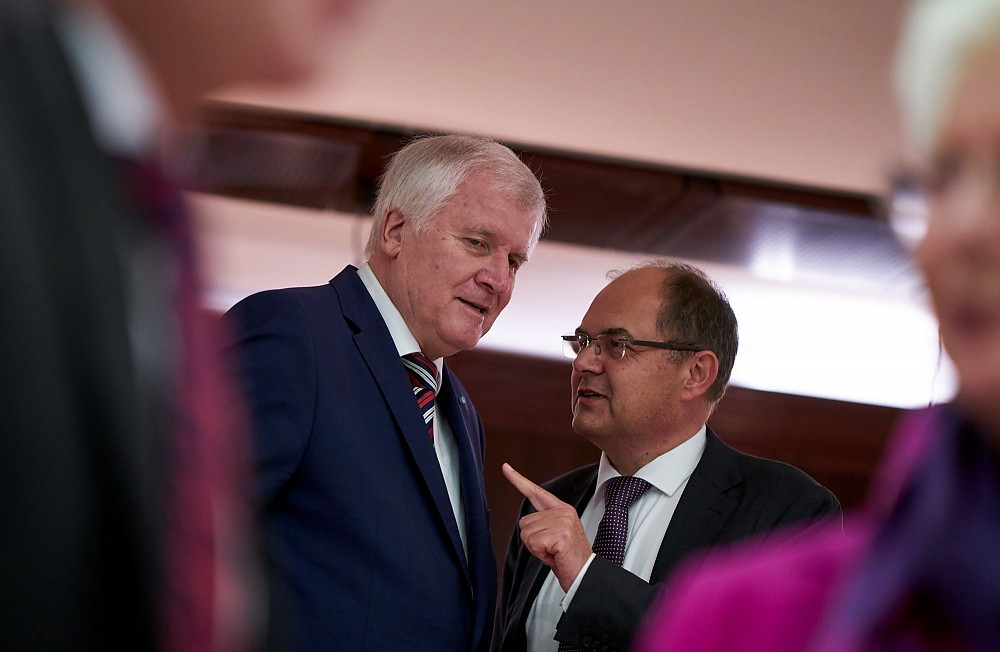 Bundesminister Christian Schmidt MdB im Gesprch mit Ministerprsident Seehofer. Quelle: Henning Schacht.